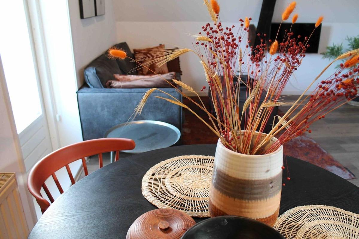 Lovely Upstairs In The Heart Of Apartment *